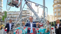 Abel Caballero acudi� al inicio del montaje del elemento navide�o