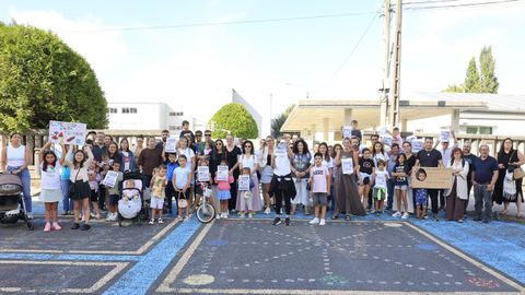 M�s de sesenta personas se concentraron ayer delante del colegio carball�s.