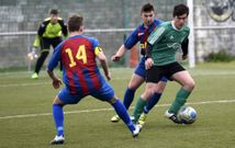 El jugador fisterr�n Adri�n se escapa de varios jugadores del Esteirana en el partido de Ara Solis. 