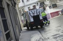 Despu�s de la limpieza de los bomberos, las barredoras de Cespa continuaron con los trabajos. 