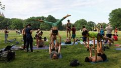 Decenas de personas practican gimnasia sin mascarilla en Central Park (Nueva York)