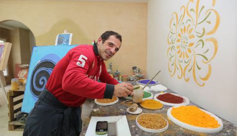 Luciano Lpez en su taller de Viveiro donde trabaja con productos naturales para acabados. 