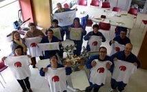 Algunos de los alumnos del taller muestran sus trabajos en la �ltima jornada.