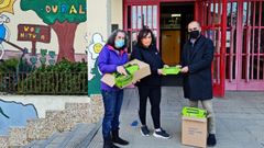 El alcalde de O Incio, H�ctor Corujo, entreg� las mochilas a representantes del centro educativo y del anpa