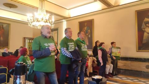 Vecinos del distrito este de Oviedo reivindican el parque del Este en el pleno antes de ser desalojados por la Polic�a Local