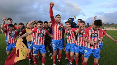 Los jugadores albivermellos celebraron el hist�rico ascenso directo.  