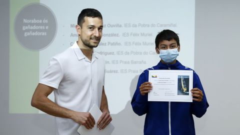 ENTREGA BECAS JUAN LAMPON A CARGO DEL ATLETA UXIO ABUN 