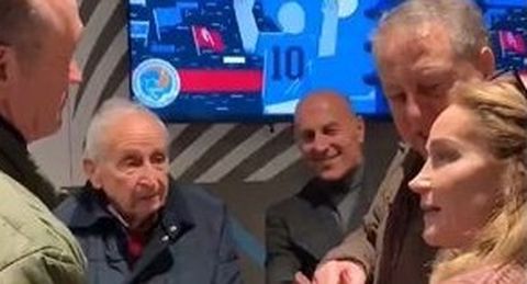 Ram�n, con miembros de la Agrupaci�n de Antiguos jugadores del Celta y la presidenta, Mari�n Mouri�o.