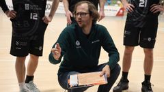 Luis Gab�n, durante un tempo morto nun partido da pasada liga de Tercera FEB