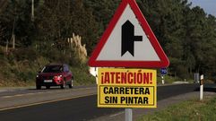 Una se�al de obra en el tramo de la carretera N-540 que pasa por Chantada 