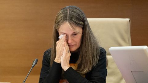 La Presidenta Associaci Vctimes Mortals DANA 29-O, Rosa Mara lvarez, llora durante una comparecencia en el Congreso de los Diputados ante la comisin de investigacin sobre la gestin de la crisis derivada de la dana.