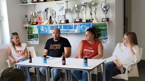 Miguel Gonz�lez, acompa�ado de Ana Out�n, Rebeca Parada y Mar�a Xos� Blanco en la asamblea extraordinaria celebrada el viernes.