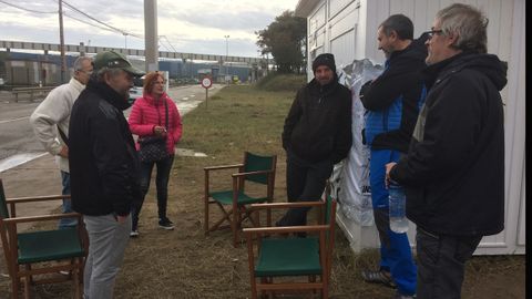 Un grupo de personas se acerc� a charlar con los tres intoxicados de Azsa