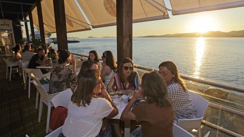 El Albatros est� situado en un espacio ya de por s� fabuloso. Se encuentra en la Estaci�n Mar�tima de Vigo, desde la que salieron miles de gallegos a buscarse un futuro mejor. El complejo, con restaurante bar y terraza, ofrece unas espectaculares vistas a la R�a de Vigo. Desde all� la puesta de sol no puede tener m�s matices, adem�s de que, al fondo, se dibuja la silueta de las C�es