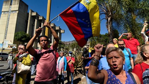 Partidarios de la oposicin venezolana marchan por las calles de Caracas