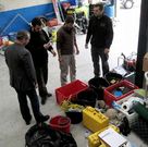 Los arque�logos, almacenando piezas del gale�n en Ribadeo.
