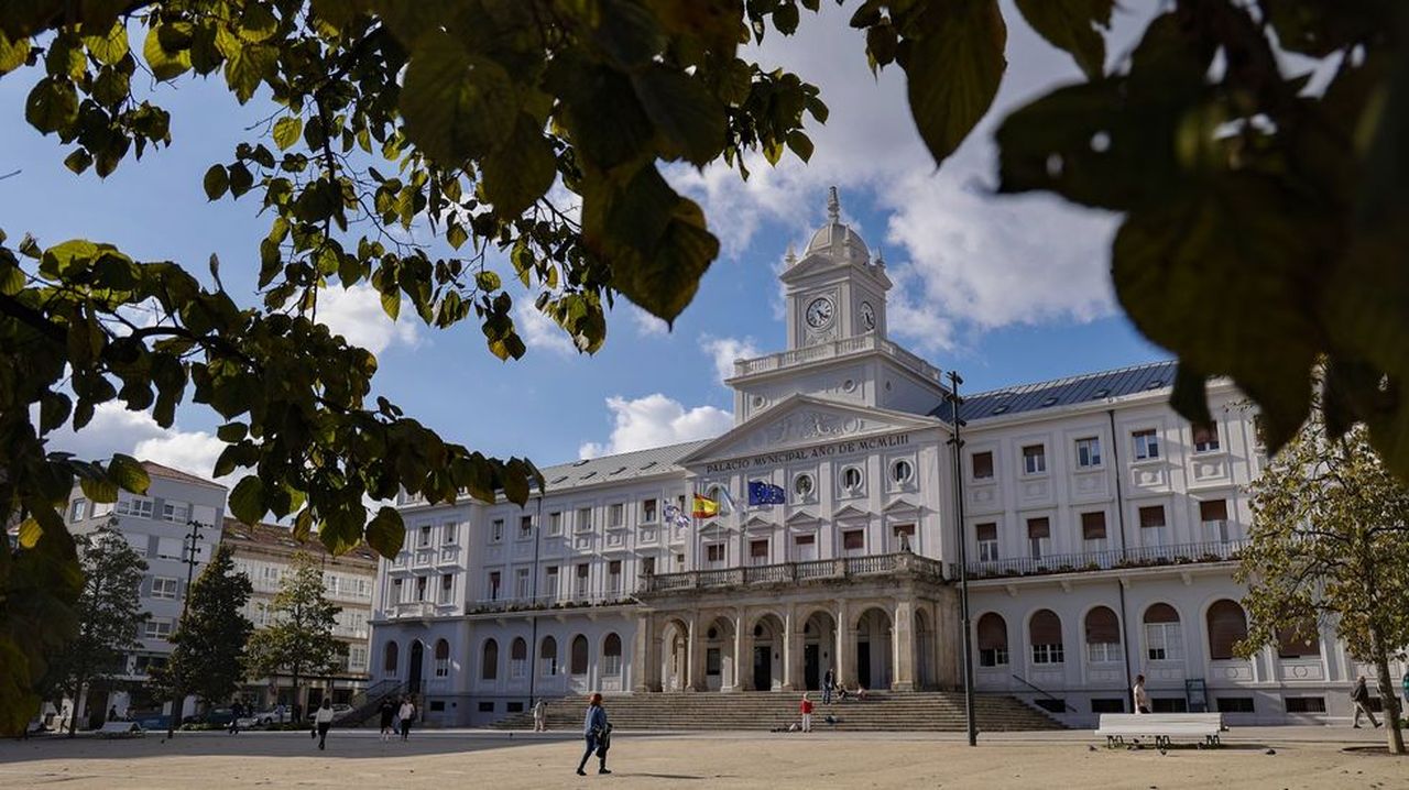 Concentración en la plaza de Armas de Ferrol por la situación de Ceuta