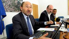 <span lang= es-es >El a�o del contencioso</span>. Directivos de Aqualia, en una rueda de prensa en el Ayuntamiento con el concejal de Servizos. Fue en el 2006, el a�o en que la empresa reclam� judicialmente m�s dinero.