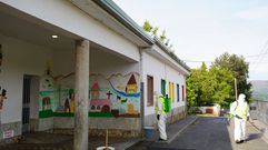 Desinfecci�n del colegio de Vilatuxe, en Lal�n, tras detectarse el lunes un positivo en la cuidadora que atiende una de las rutas del autob�s
