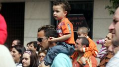 V�ctor L�pez, a hombros de su padre, en Vigo en el a�o 2006
