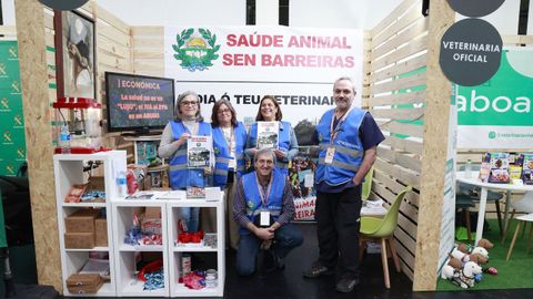 Veterinarios de A Coruña, en su puesto de la feria Pata Pata