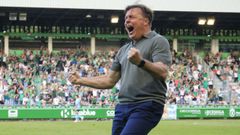 Cristbal Parralo, entrenador del Racing, celebrando el ascenso a Segunda Divisin en A Malata.