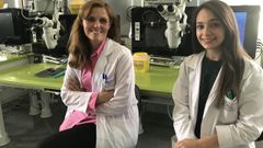 La doctora Ang�lica Figueroa (izda.) y Andrea Rodr�guez trabajan en el Inibic, un centro vinculado al Chuac, en f�rmacos innovadores para frenar alteraciones en el colon y otros tejidos
