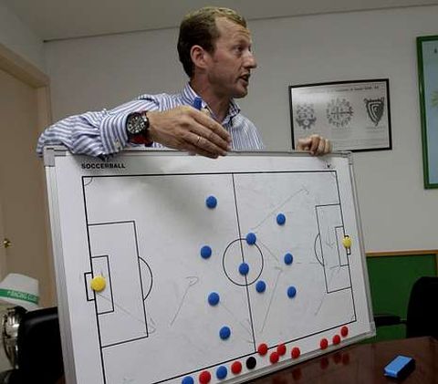 Manolo Garc�a muestra sobre una pizarra el esquema tipo del Racing para la pr�xima liga. 