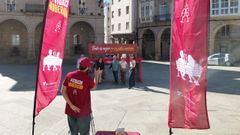 Banco gigante instalado en la Plaza Mayor de Ourense, durante la campa�a de OIVE