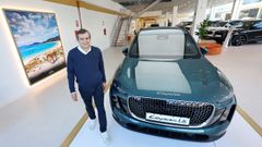 Pablo Su�rez, director comercial de Lepas, posa ante el modelo L8, que es un h�brido enchufable. La marca opera en Vigo, en Camposancos, bajo el paraguas del grupo Resnova.