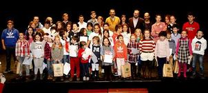 Los finalistas, los presentadores y el jurado del certamen posan al t�rmino de la final que se celebr� en el Pazo da Cultura.