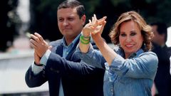 La ex primera dama de la naci�n Sandra Torres, la favorita seg�n los �ltimos sondeos, y su candidato a vicepresidente Carlos Ra�l Morales, 