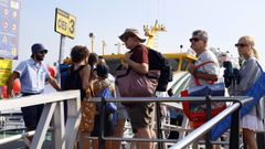 Siguen las largas colas en el puerto para embarcar hacialas Cies. Solo quedan billetes disponibles para los das 30 y 31 de agosto
