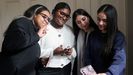 Estudiantes del insitituto Ricards Lodge, en Wimbledom, con sus tel�fonos m�viles