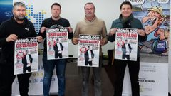 El alcalde, Luis Arosa, el teniente de alcalde, Manuel Su�rez y miembros de la Asociaci�n de Empresarios de A Illa