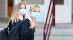 La princesa Leonor, a la derecha, y la infanta Sof�a, llegando a su colegio