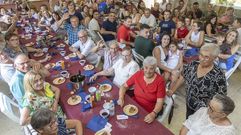 Comida da familia Clemente de Bux�n, en Rois