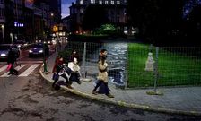 La plaza de Galicia ha quedado vallada para proceder a la instalaci�n del parque infantil.