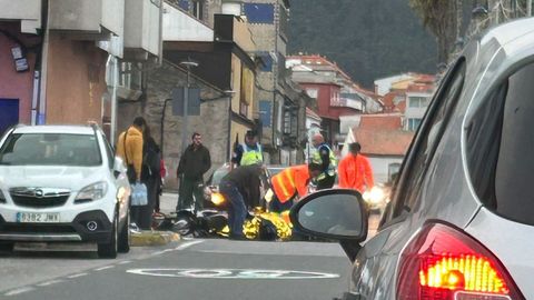 El motorista quedó tendido en el asfalto