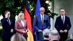 El canciller alem�n Friedrich Merz (segundo por la dereha), junto con el miembro de la Uni�n Dem�crata Cristiana (CDU) Philipp Amthor (a su izquierda), la ministra de Sanidad alemana saliente Nina Warken (segunda por la izquierda) y el secretario general saliente de la CDU Carsten Linnemann en la rueda de prensa en la que se anunciaron los cambios