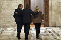 Mas coge por el hombro a Homs y a su vicepresidenta, Joana Ortega, tras anunciar el adelanto electoral. 