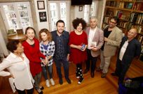 Presentaci�n de �Voaxa e Carm�n� con la presencia de la autora y actrices, entre otros