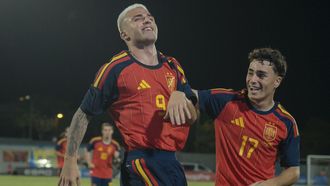 Pablo Garc&iacute;a declebra un gol durante el partido entre Espa&ntilde;a y Ruman&iacute;a.