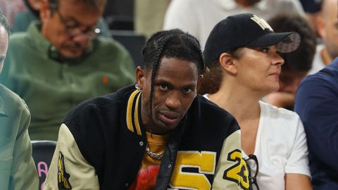 Travis Scott viendo el partido de semifinales de Pars 2024 entre Estados Unidos y Serbia