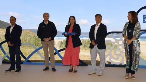 La alcaldesa de Cervo, Dolores Garc�a Caram�s, con la bandera para O Torno