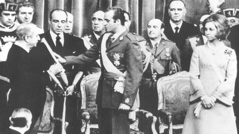 La coronaci�n, 22-11-1975.�El rey Juan Carlos�coronado tras la muerte de Franco, al que �respetaba enormemente�.
