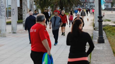 Un buen ejemplo de la interconexión entre Viveiro, Celeiro y Covas se ve a diario en el paseo maritimo de esta última parroquia, donde coinciden residentes en esos núcleos