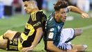Bermejo, del Zaragoza, y Delm�s, del Racing, en el suelo tras un lance del juego.