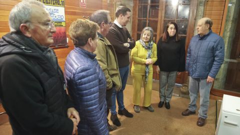 La presidenta de la Asociaci�n�Parque Natural Fragas do Eume: Naturaleza y Desarrollo (tercera por la derecha), junto a otros directivos y propietarios, y el diputado auton�mico socialista Aitor Bouza, el viernes en el Ateneo de Ferrol