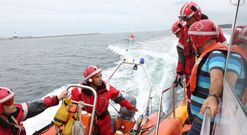 Durante la salida participaron en un simulacro de un rescate martimo. 